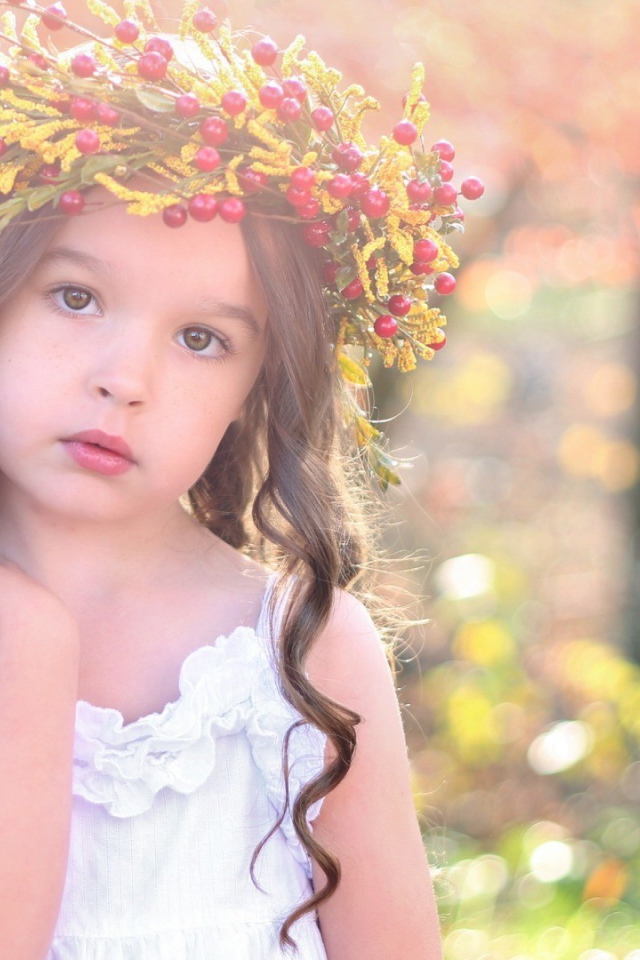 Маленькая девочка с венком на голове