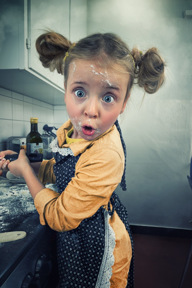 Маленькая помощница на кухне