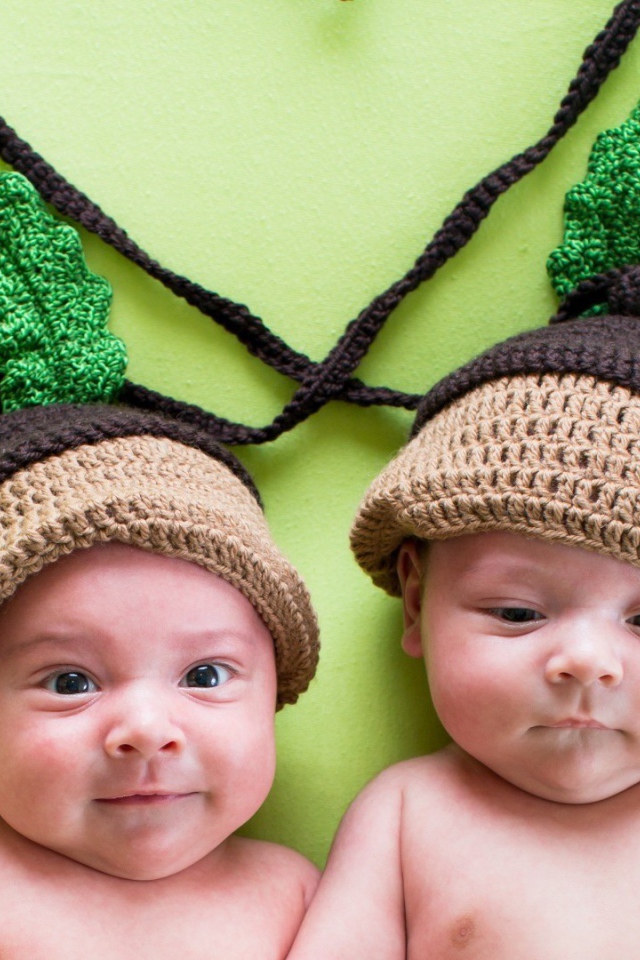 Маленькие близнецы в милых шапках
