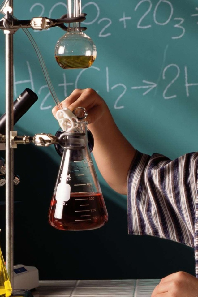 Школьник в кабинете химии