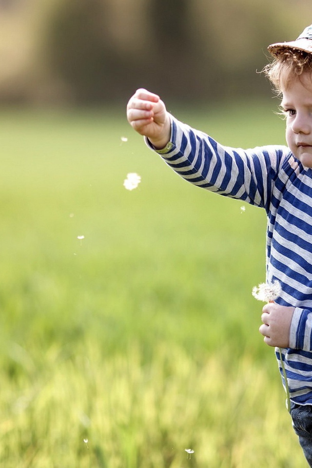 Мальчик в полосатой кофточке