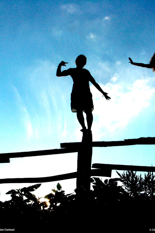 Дети позируют