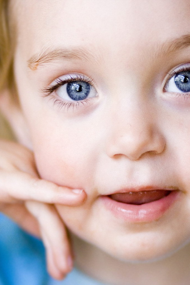 Маленькая девочка с голубыми глазами
