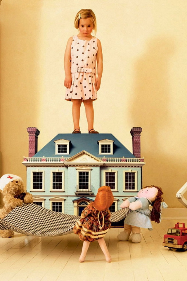 Девочка на крыше дома