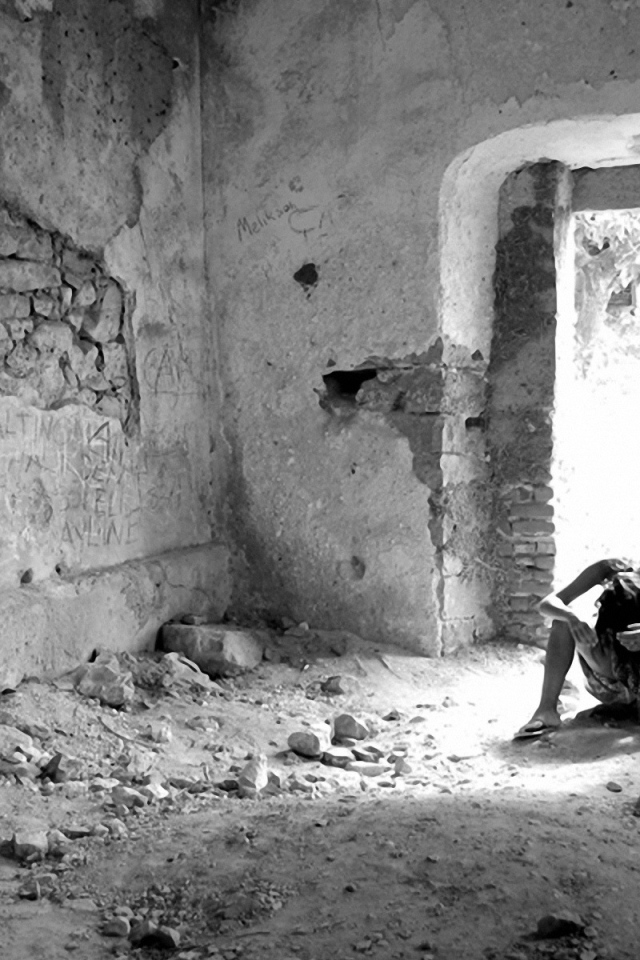 Человек на развалинах дома