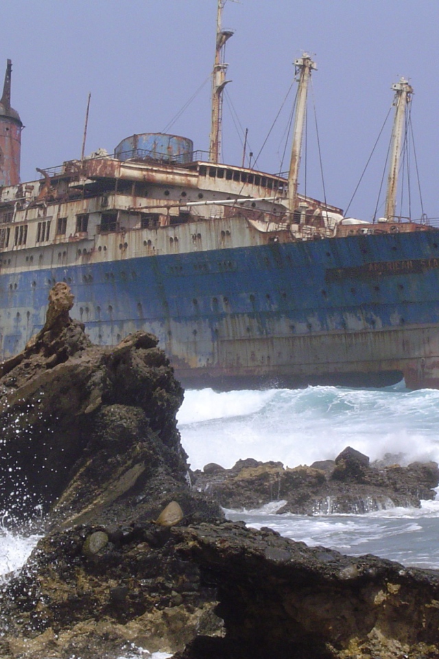 Заброшенный корабль несет на скалы