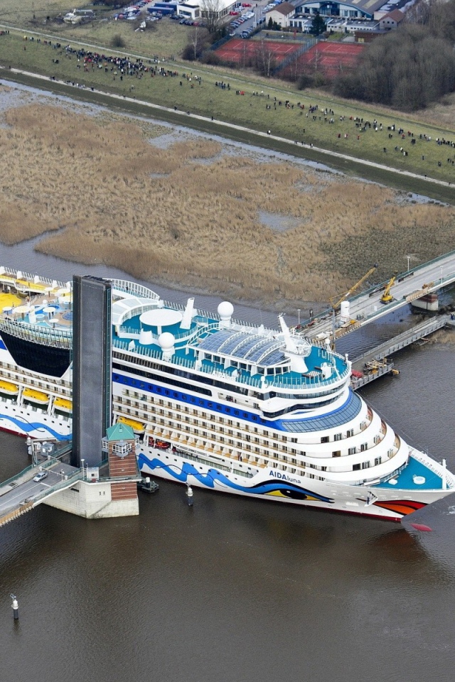 Корабль Аида проходит разводной мост