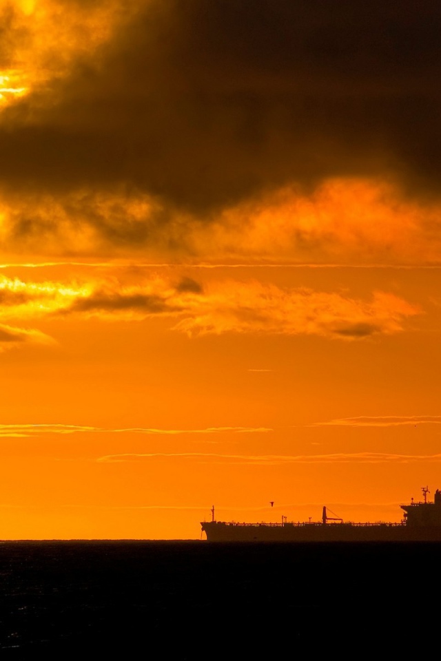 Большой корабль на горизонте