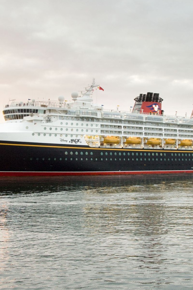 Черный королевский круизный лайнер