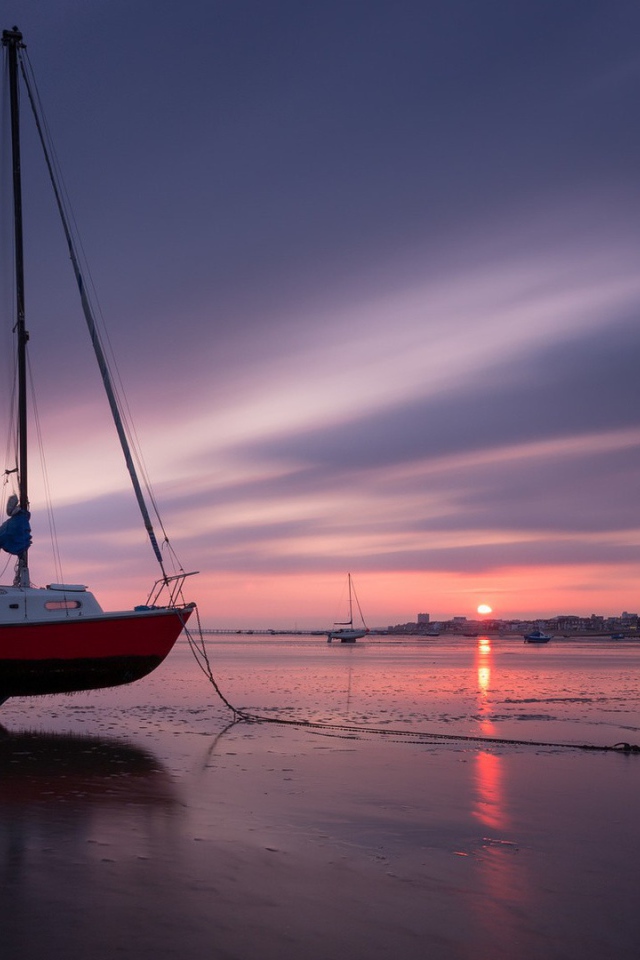 Катер на суше во время отлива