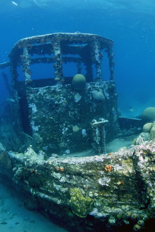 Лодка на дне моря