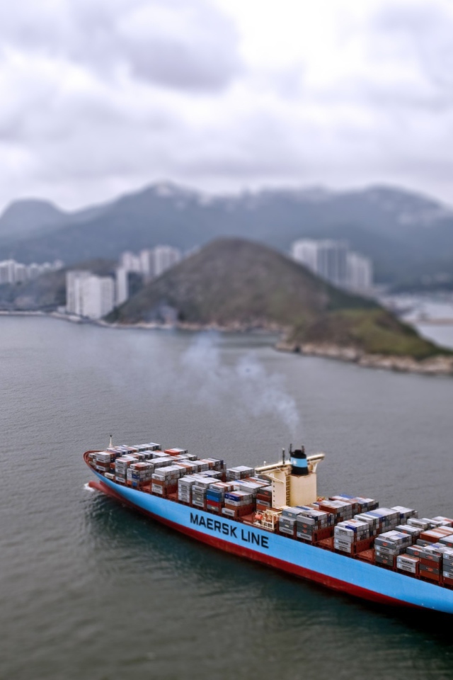 Контейнеровоз отправляется в путь