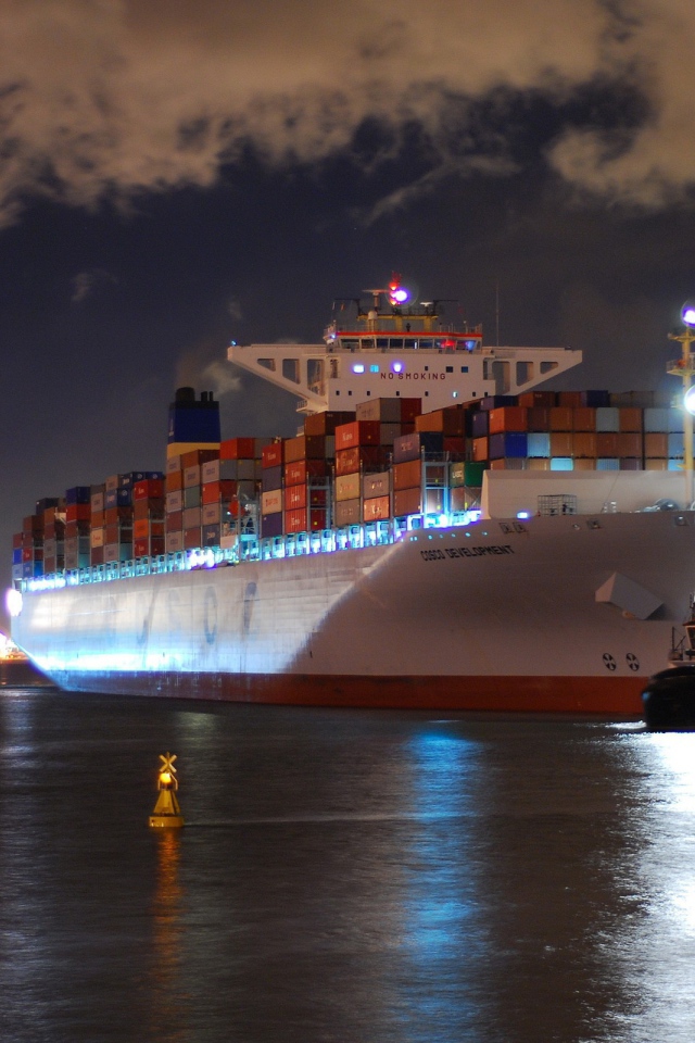 Контейнеровоз Коско в порту