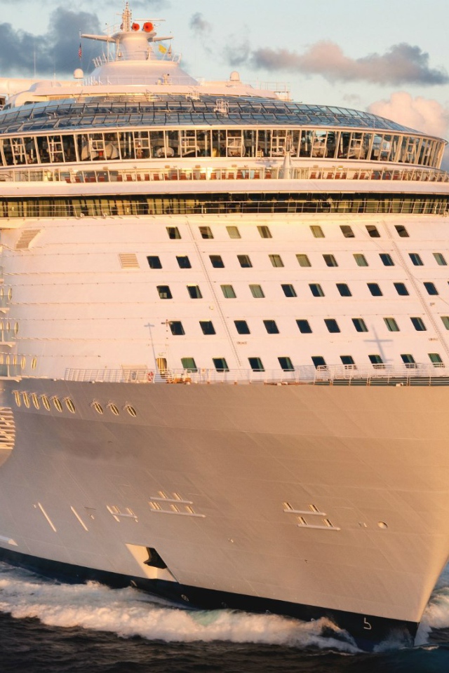 Круизный лайнер Allure of the Seas