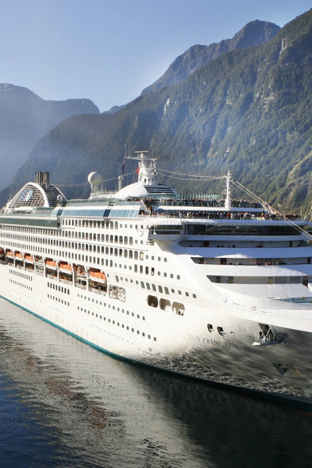 Круизный лайнер у берегов Норвегии