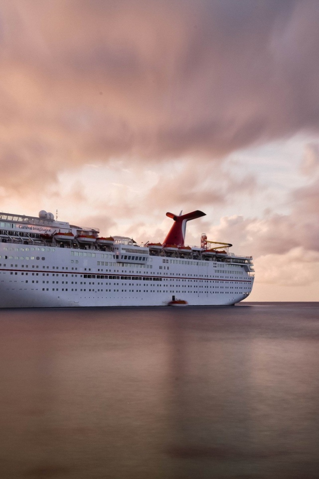 Круизный лайнер на фоне розовых облаков