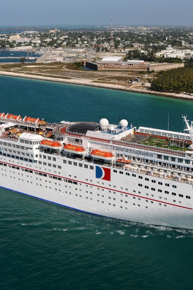 Круизный корабль с красной трубой