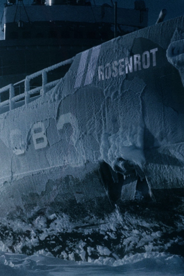 Закованный во льды корабль