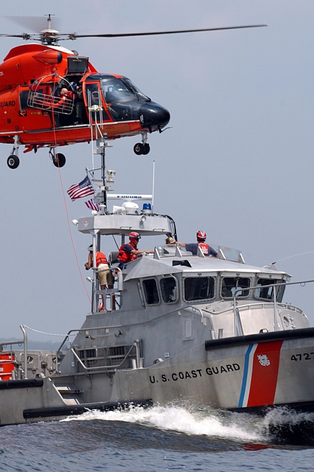 Вертолет и катер береговой охраны США