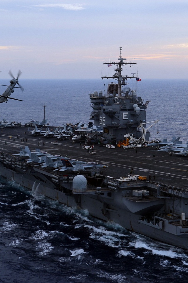 Вертолет на фоне авианосца