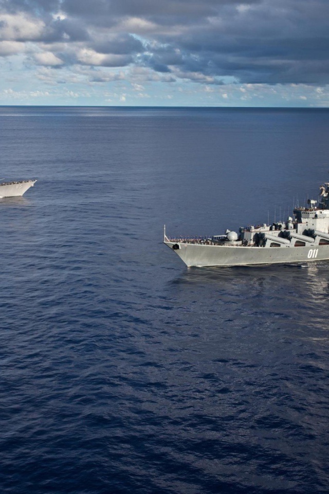 Встреча военных кораблей в море