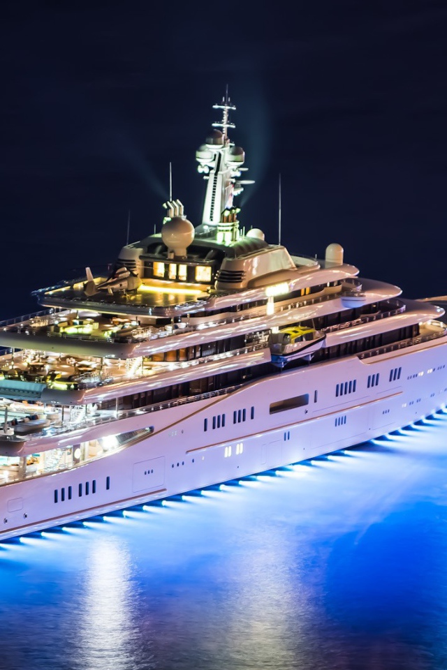 Ночные огни на дорогой яхте