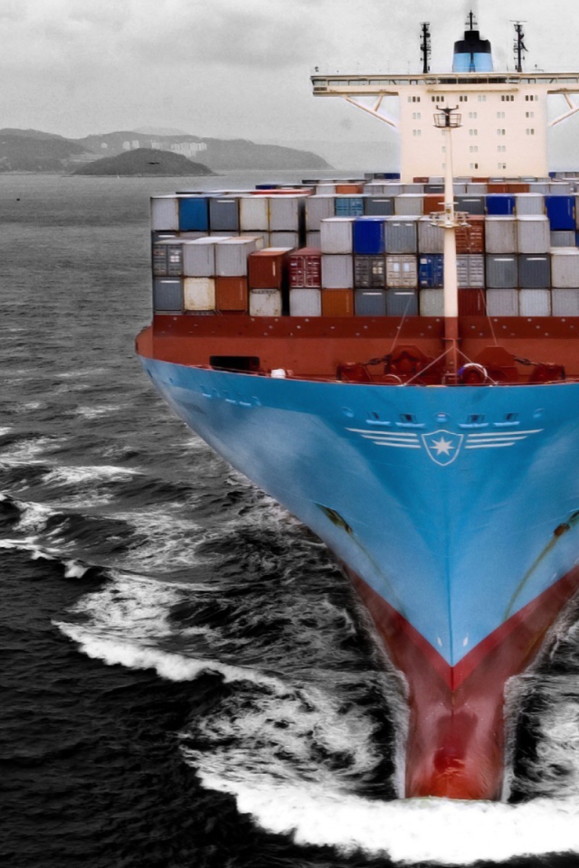 Быстрый контейнеровоз в море