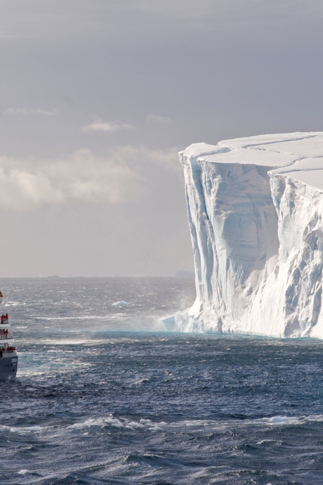 Научный корабль у кромки ледникового щита