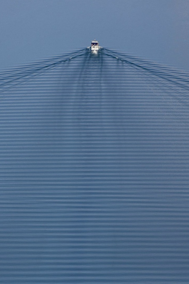 Рябь воды за катером
