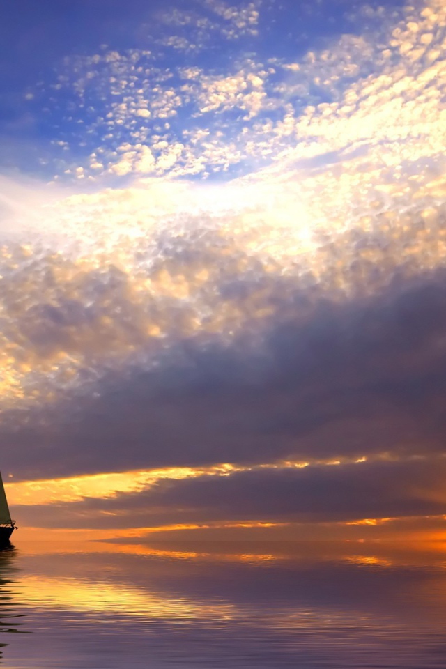 Парусная лодка в спокойном море на закате