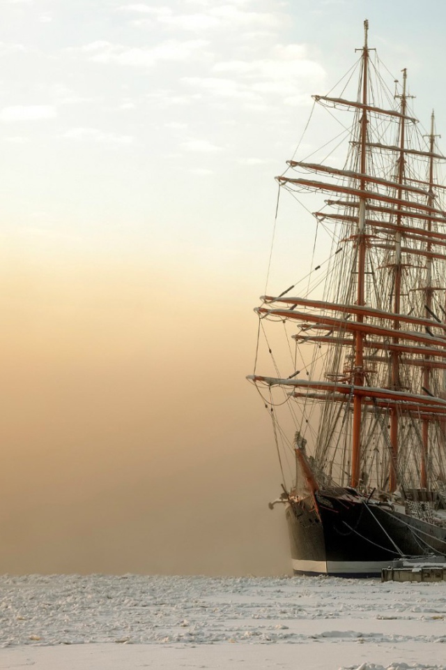 Парусный корабль в замерзшей бухте