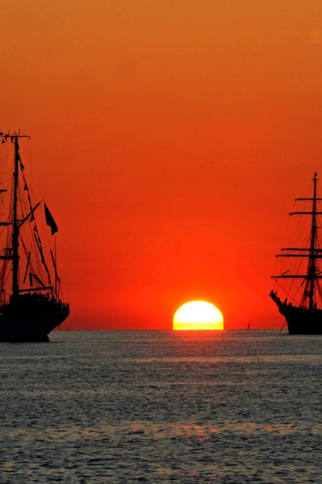 Парусные корабли на фоне заката