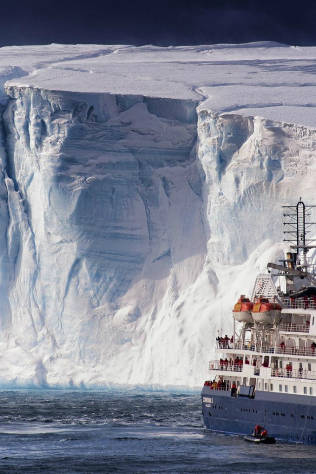 Корабль у берегов Антарктиды