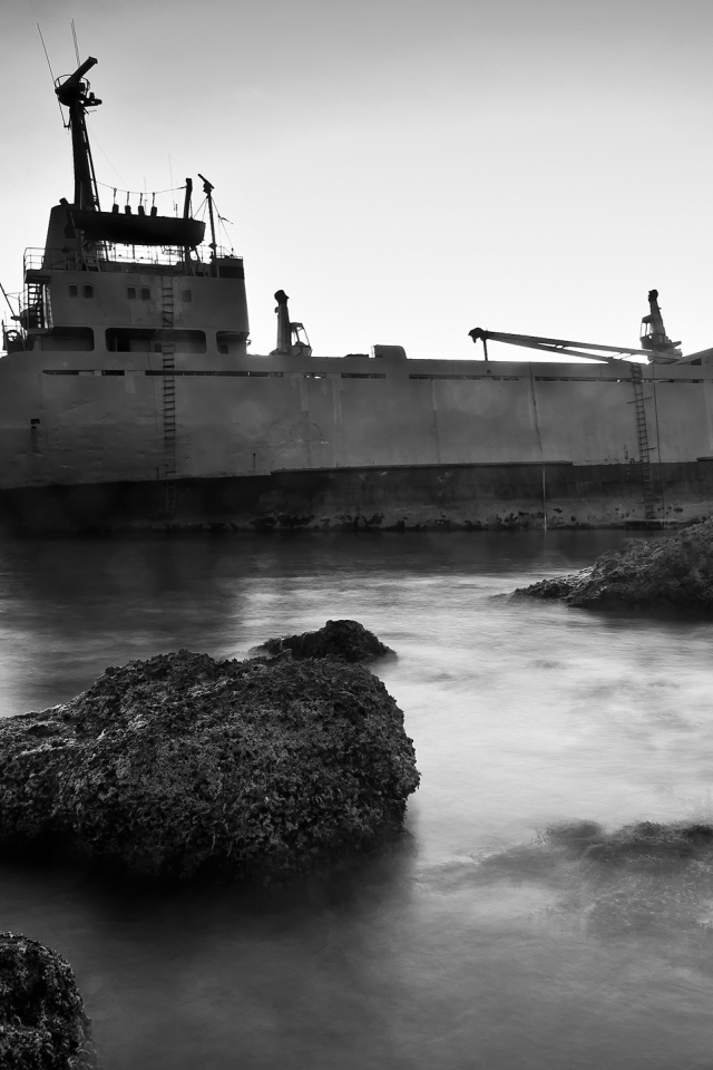 Корабль у рифов