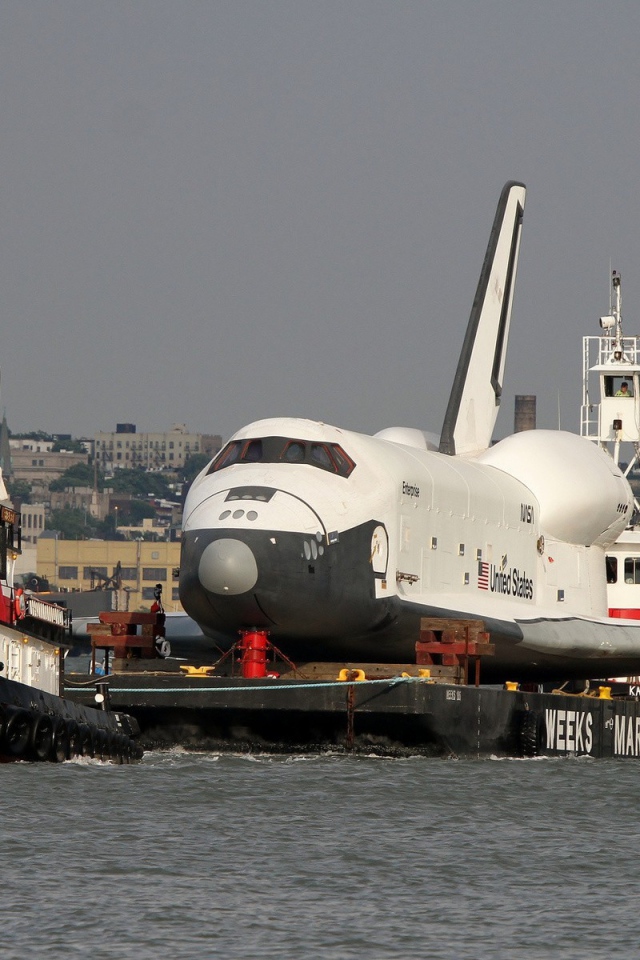 Шаттл на барже