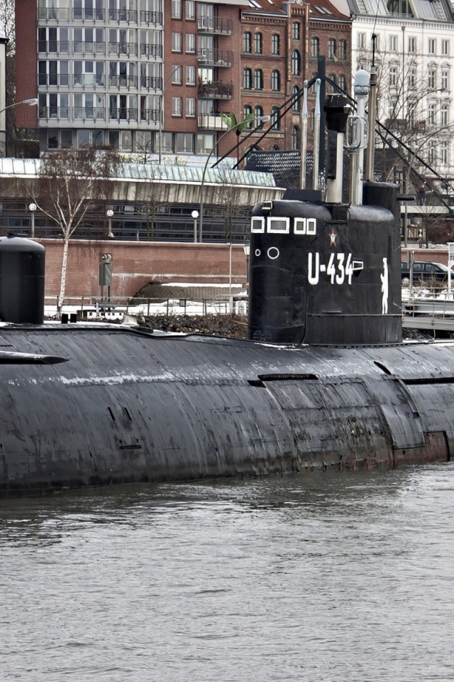 Подводная лодка у набережной в городе