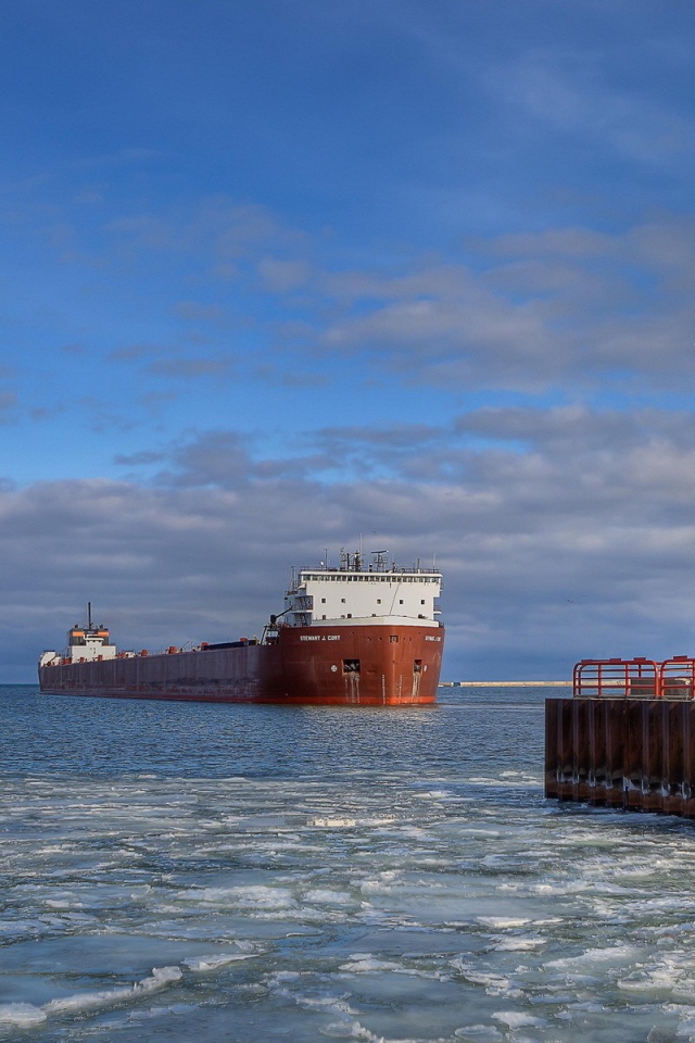 Танкер на рейде у маяка