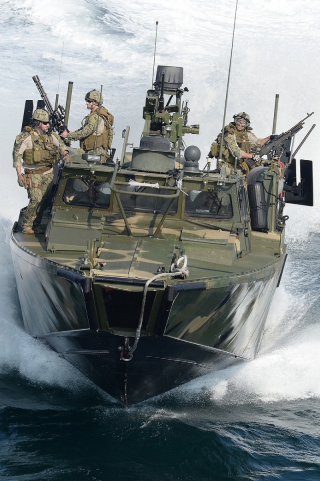 Солдаты на катере