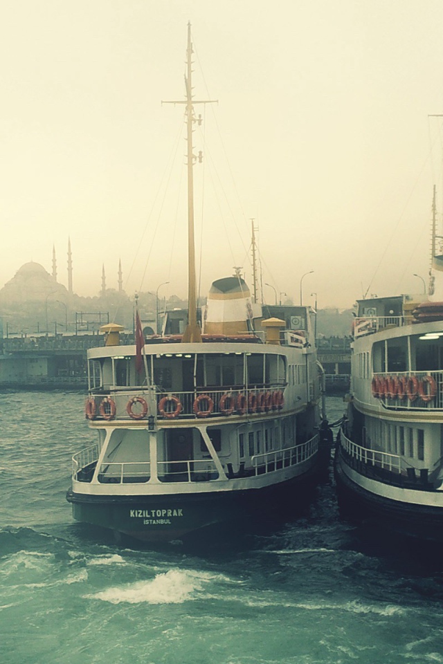 Два прогулочных корабля пришвартованы друг к другу