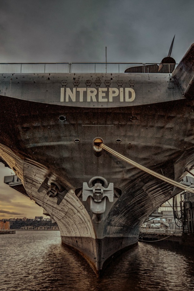 Американский авианосец Intrepid