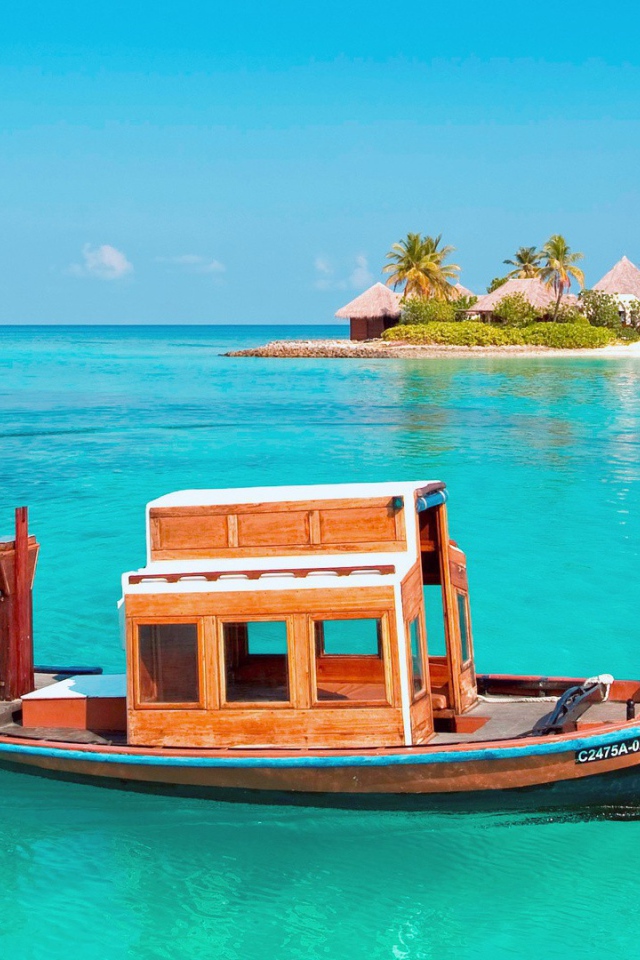 Деревянная лодка у райского острова в Полинезии