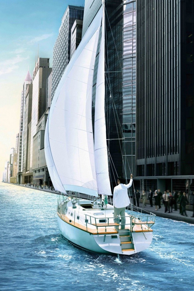 Яхта в канале среди города