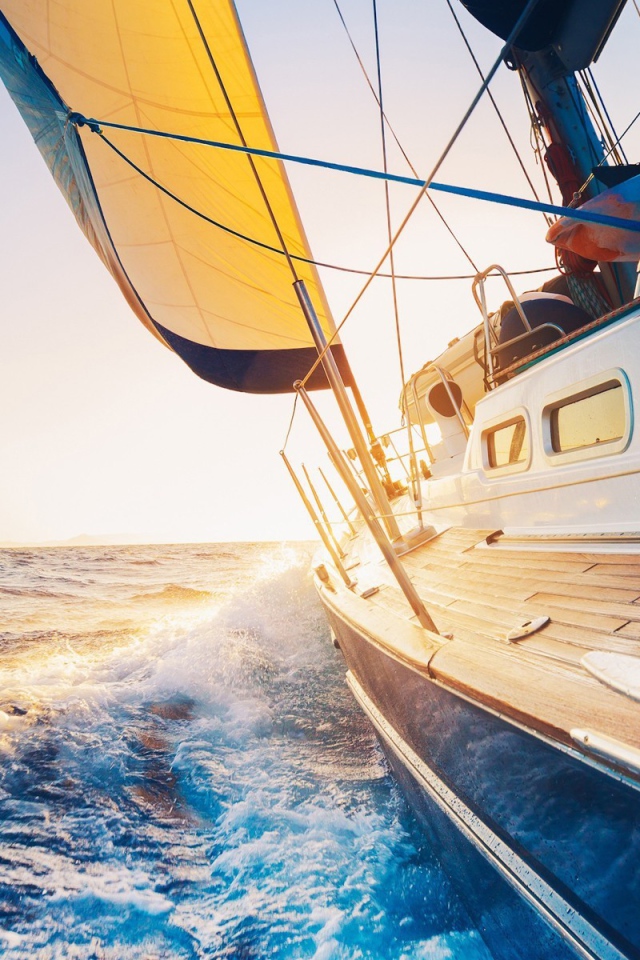 Яхта в море идет по курсу