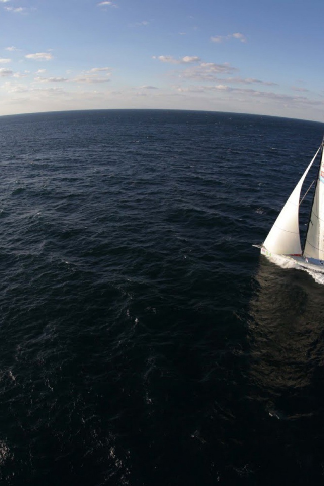 Яхта в бескрайнем океане