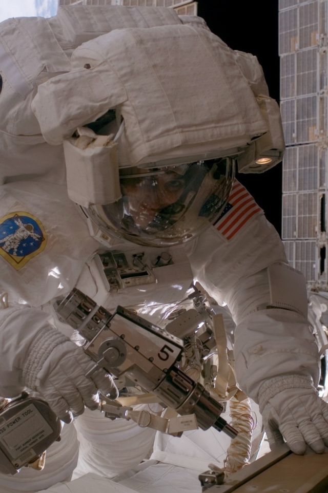 Космонавт на орбите выполняет ремонт