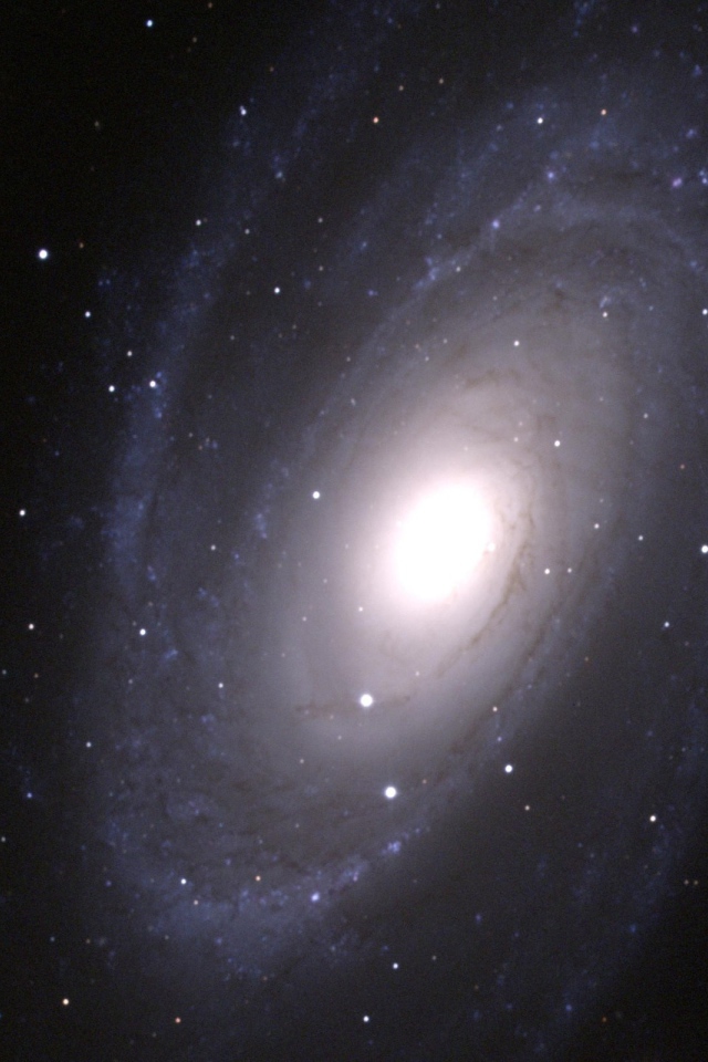 Яркая  галактика в далеком космосе