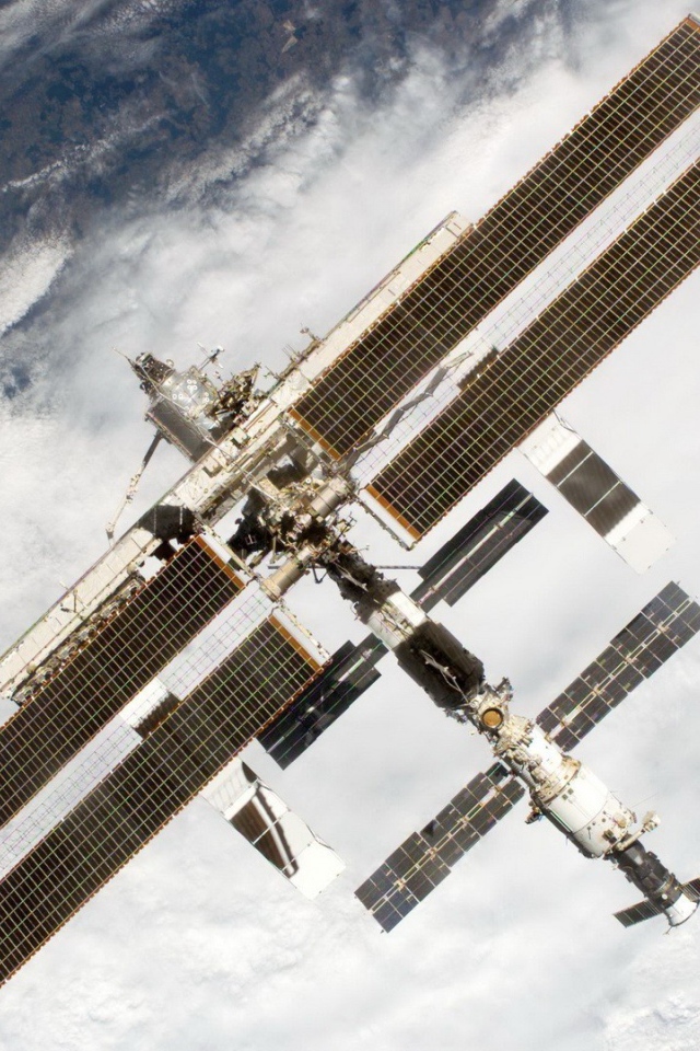 МКС пролетает над облаками на Земле