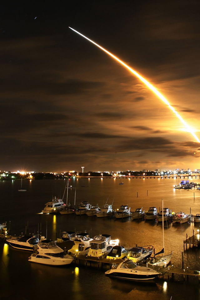 Запуск ракеты над морем