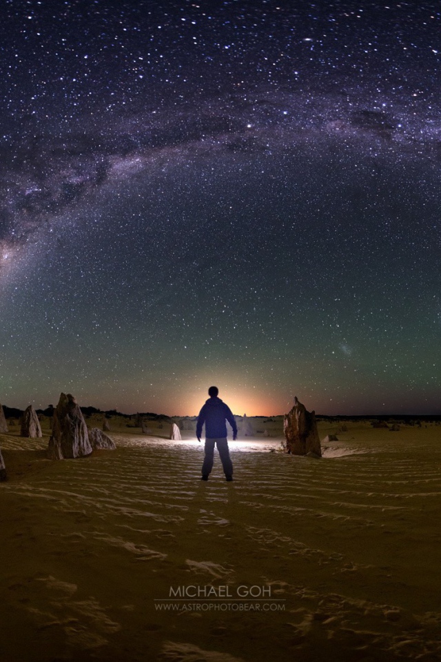 Человек смотрит на Млечный путь