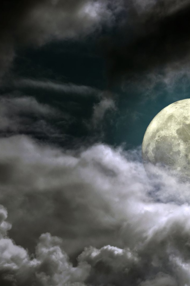 Луна среди ночных облаков